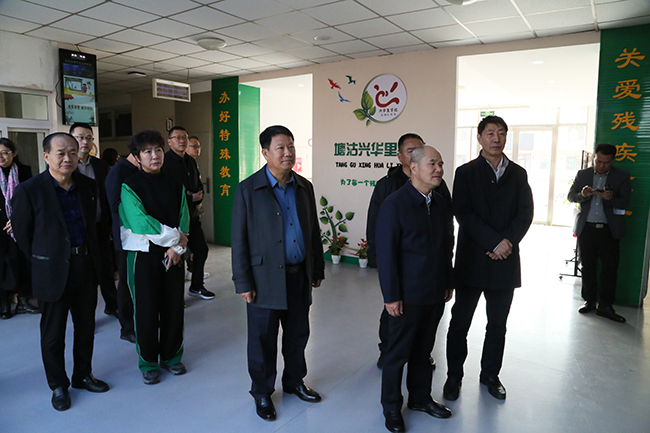 图为调研特殊教育工作